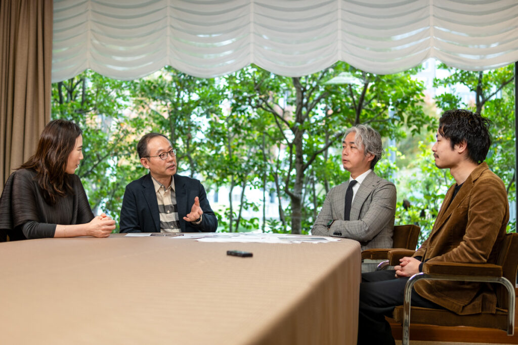 東洋陶磁美術館学芸員と美術館照明専門チームの対談。小林仁氏と鄭銀珍氏が美術館照明やリニューアルについて議論している様子