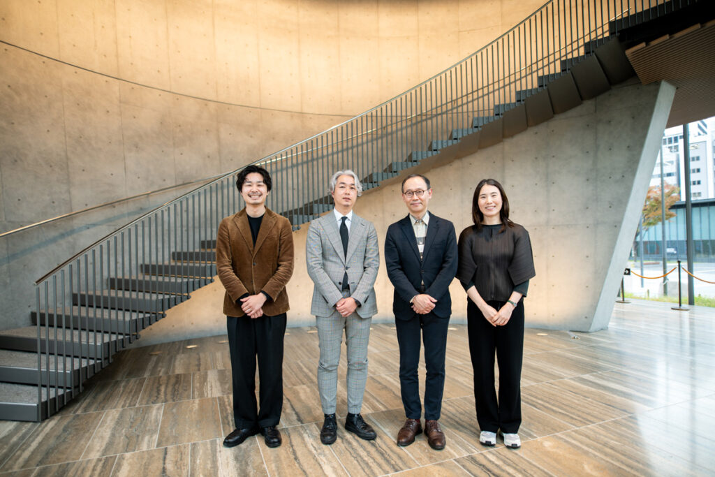 東洋陶磁美術館の学芸員小林仁氏と鄭銀珍氏、および美術館照明専門チームのメンバーが写っている写真。